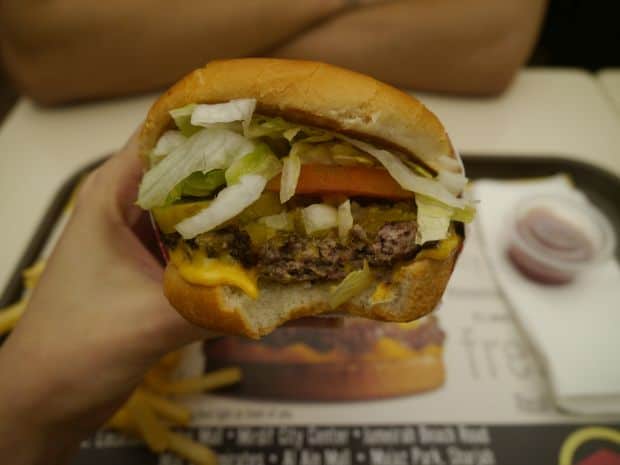 Burger dan steak halal di restoran modern Dubai