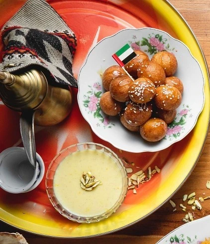 Luqaimat, camilan manis halal khas Dubai dengan sirup kurma