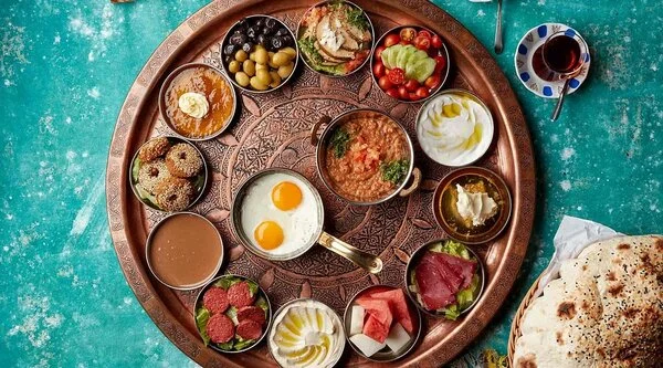 Masakan Lebanon halal di Dubai dengan menu ayam panggang dan nasi khas Timur Tengah