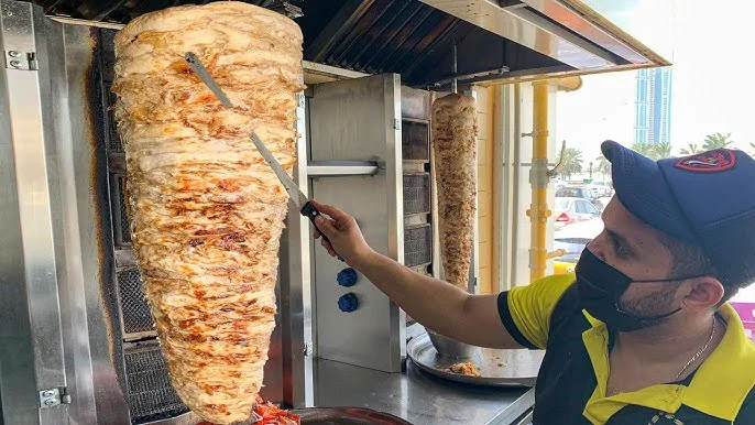 Shawarma halal Dubai dengan daging ayam panggang dan roti pita