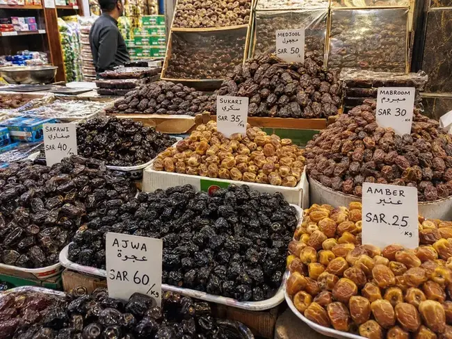 Aneka jenis kurma Ajwa, Sukkari, dan Safawi di kios Pasar Kurma Madinah