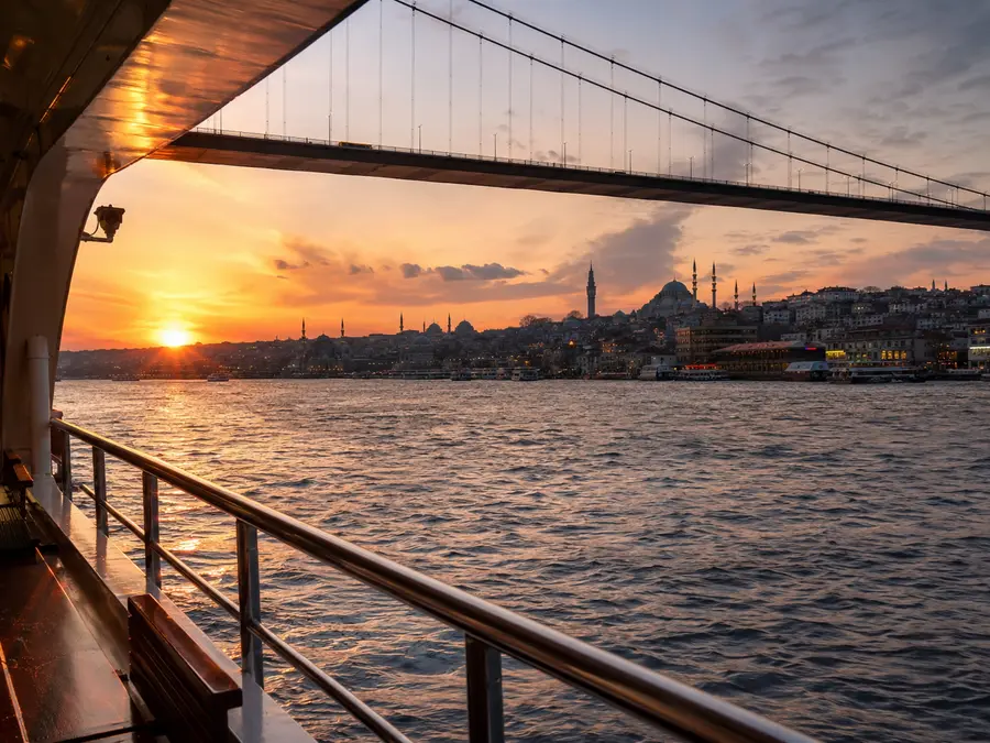 Pemandangan dari atas kapal Bosphorus Cruise Istanbul saat melewati Jembatan Bosphorus yang menghubungkan benua Eropa dan Asia