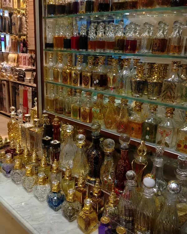 Deretan botol parfum attar non-alkohol khas Madinah di toko oleh-oleh