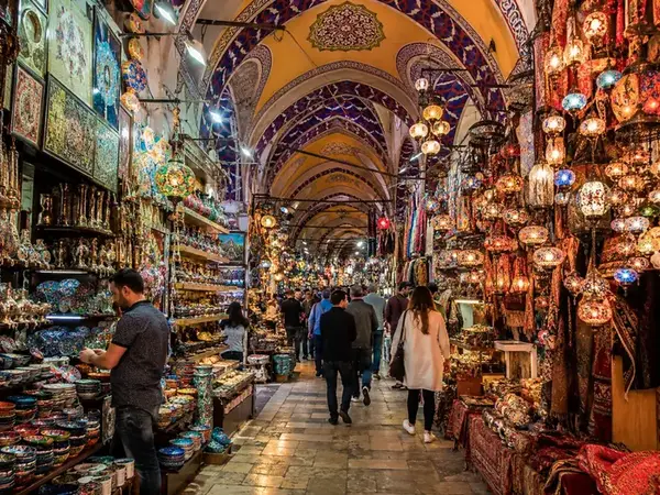 Lorong Grand Bazaar Istanbul yang penuh warna dengan kios-kios berjajar menjual berbagai produk khas Turki