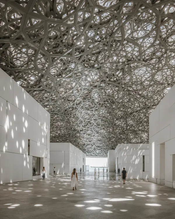 Kubah Louvre Abu Dhabi dengan pola cahaya menembus atap