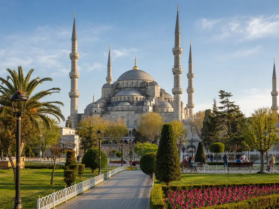 Eksterior Masjid Biru Sultan Ahmet Istanbul dengan enam menara menjulang dilihat dari taman Sultan Ahmet