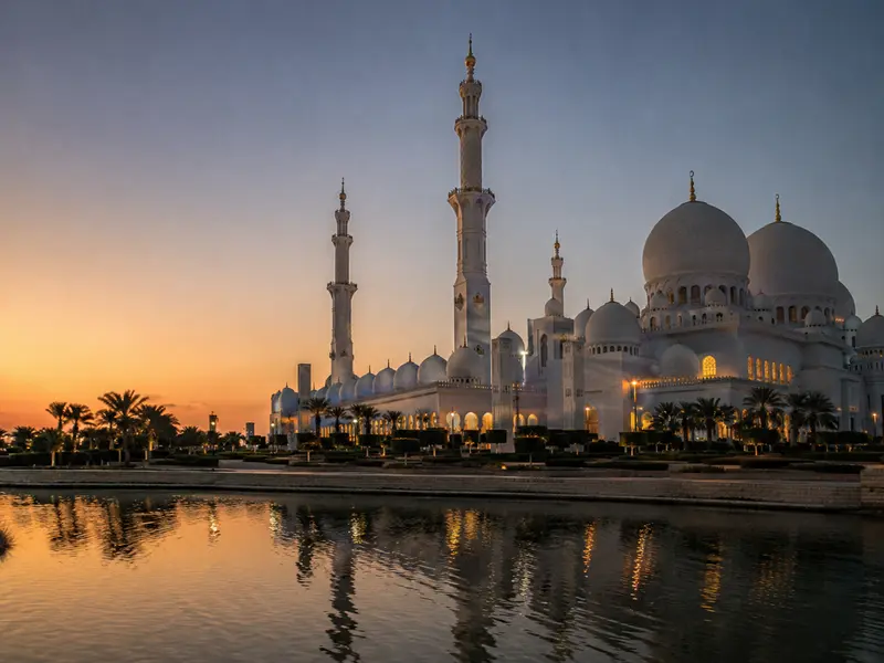 Masjid Sheikh Zayed Abu Dhabi berkubah putih saat senja