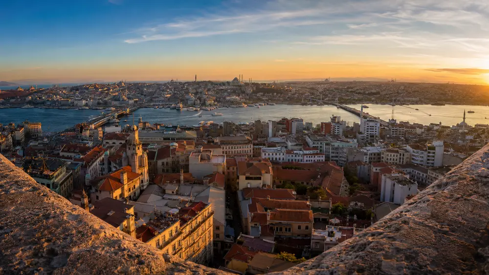 Panorama 360 derajat kota Istanbul dari puncak Menara Galata saat golden hour dengan Selat Bosphorus dan skyline kota terlihat jelas