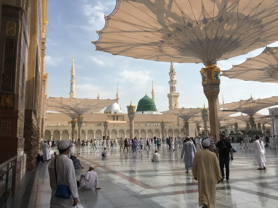 Suasana pelataran Masjid Nabawi dengan payung raksasa di Madinah