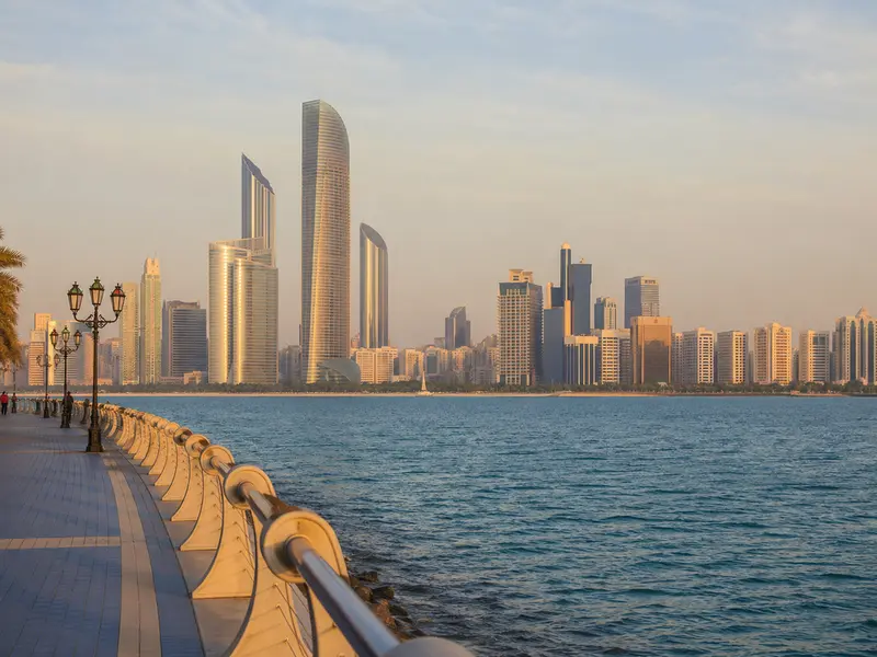 Garis langit Abu Dhabi terlihat dari Corniche pada sore hari