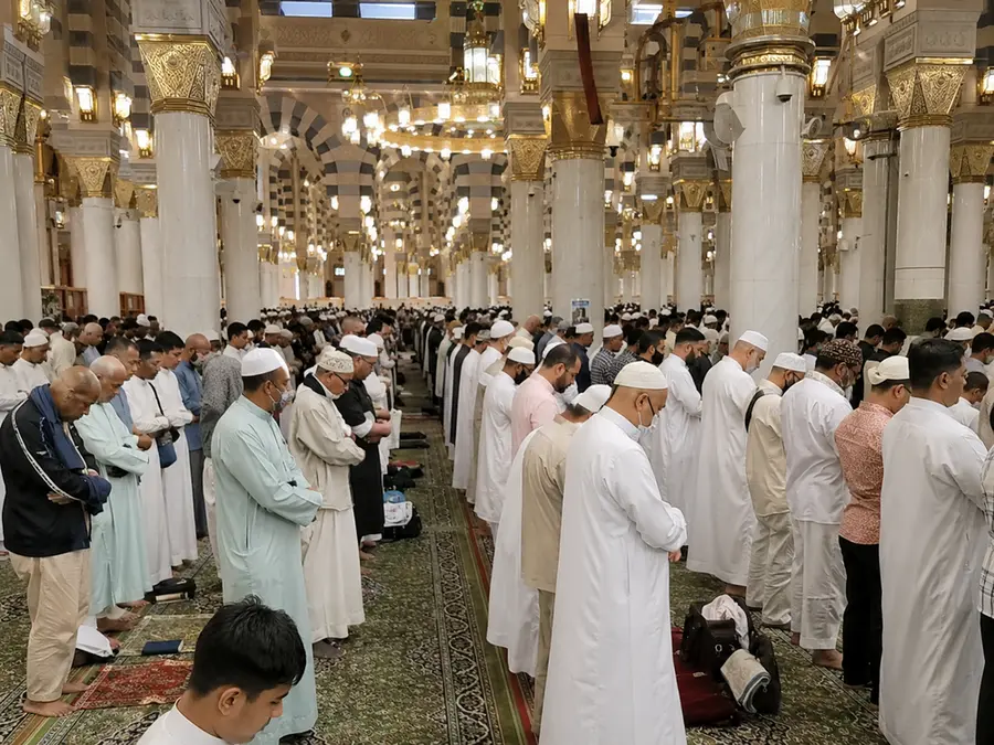 Jemaah melaksanakan shalat berjamaah di dalam Masjid Nabawi