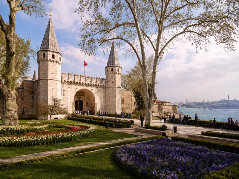 Gerbang utama Topkapi Palace Istanbul dengan arsitektur Ottoman yang megah dan detail ukiran batu klasik