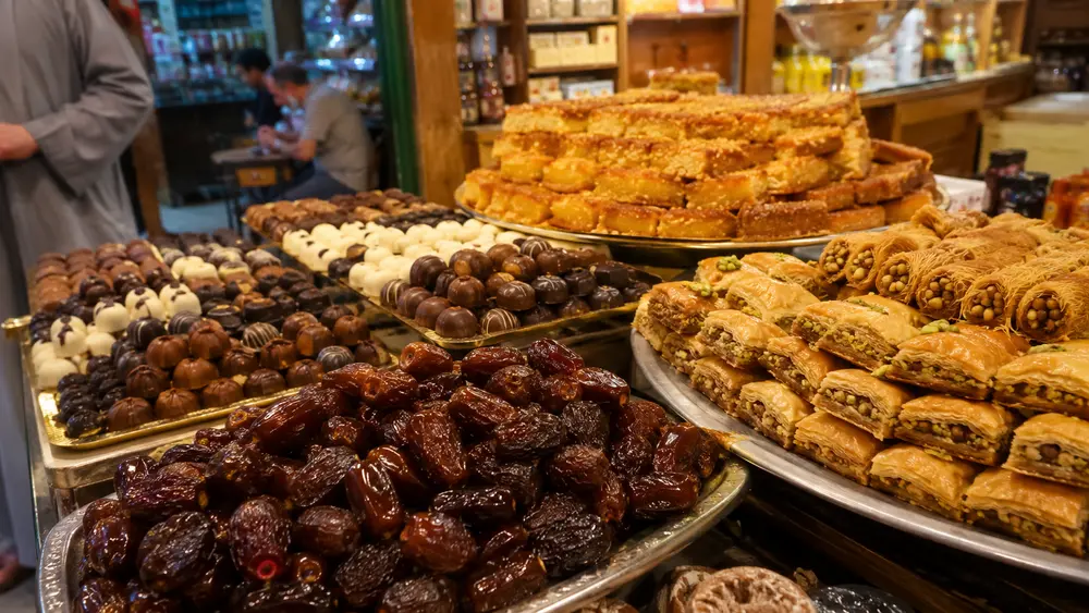 Aneka camilan khas Mesir seperti kurma, coklat, baklava, dan basbousa