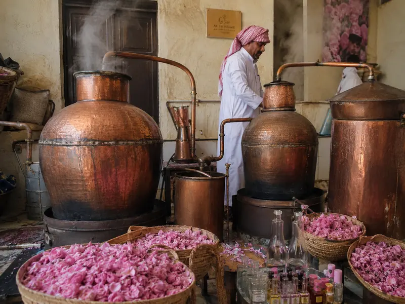 Penyulingan tradisional minyak mawar Thaif dengan ketel tembaga